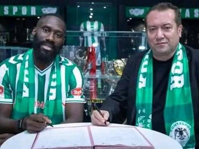 Arthur Masuaku et un dirigeant de Konyaspor.