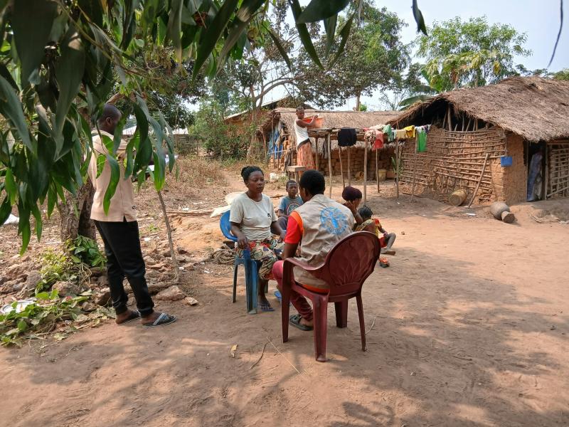 Un agent du projet agricole de la FAO échange avec une femme de Kwamouth, dans le Maï-Ndombe [photo d'illustration]