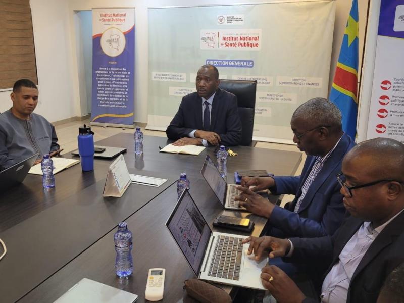 Docteur Dieudonné Mwamba Kazadi, DG de l'INSP entouré du représentant de l'OMS à sa droite et sa gauche d'autres parties prenantes
