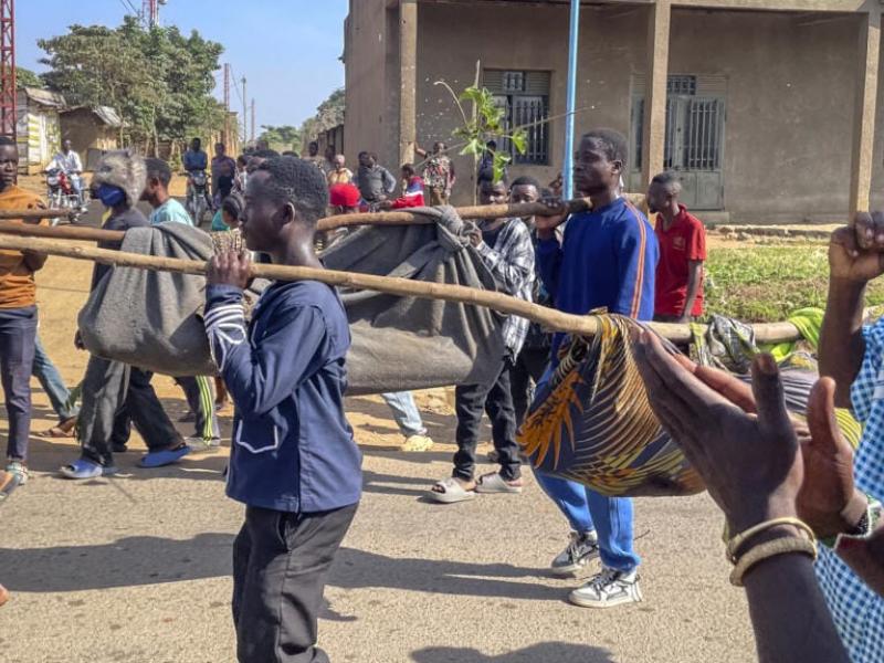 Des habitants transportent le corps d'une victime après une attaque attribuée aux ADF à Beni [photo d'illustration]