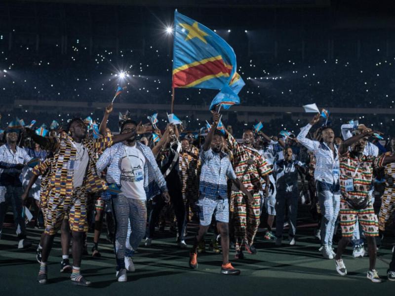 Des athlètes et artistes de la RDC arborant leur drapeau à leur entrée au Stade des Martyrs en 2023 lors de la cérémonie d'ouverture des 9e Jeux de la Francophonie [photo d'illustration]