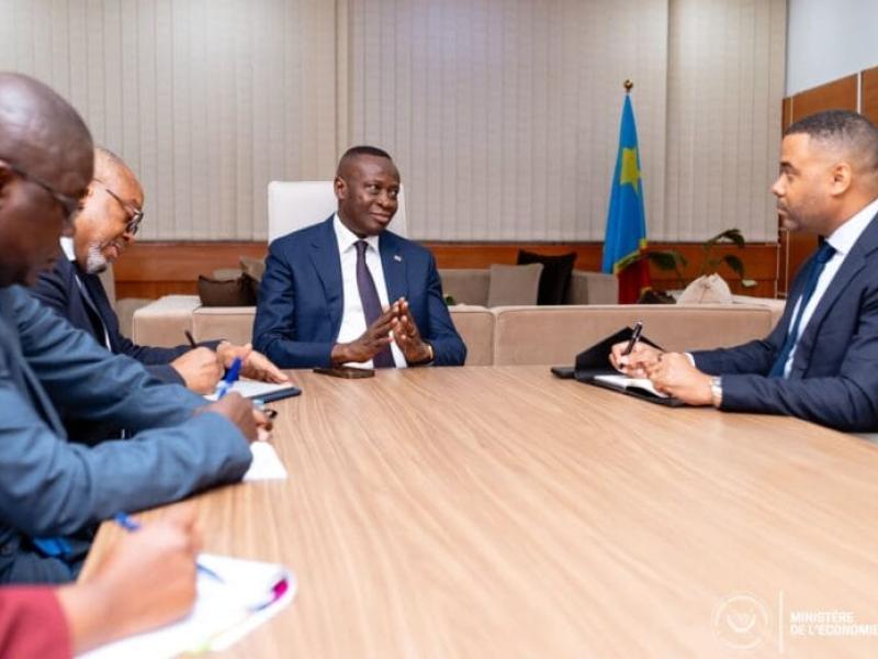 Le VPM de l’Économie Nationale, Daniel Mukoko Samba, face à ses interlocuteurs du groupe Trafigura [photo d'illustration]