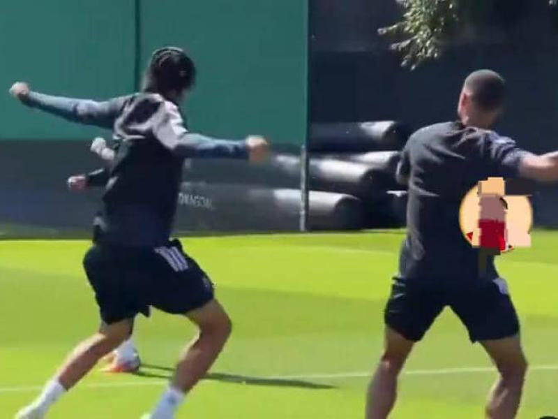 Les joueurs de New Castle United exécutant la danse "Fimbi" après une phase réussie à l'entraînement