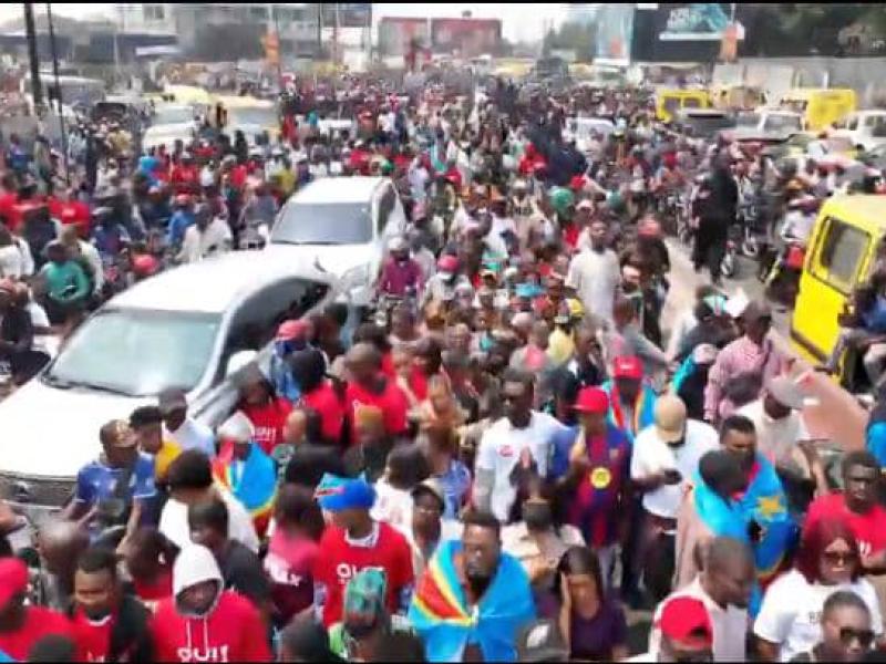 Les jeunes manifestants lors de la marche de soutien au "OUI" en faveur du changement de la constitution ce mercredi 12 août 2026 à Kinshasa