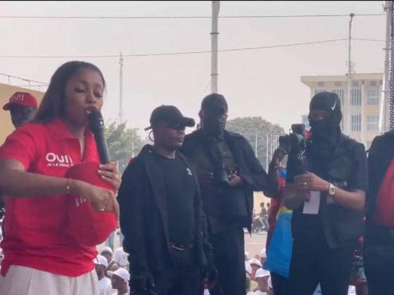 La Ministre de la jeunesse Grâce Emi KUTINO s'adressant à la foule au point de chute de la marche "Oui, je le veux" ce mercredi 12 août 2026