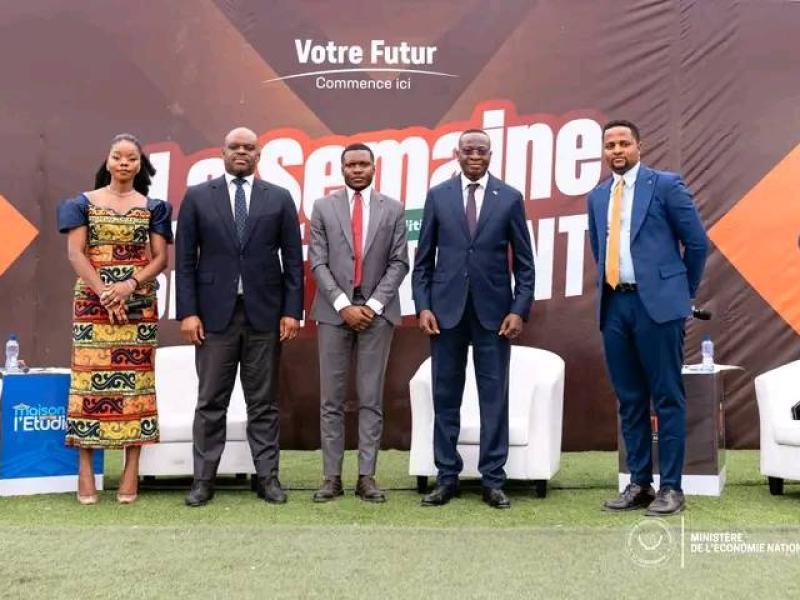 Le VPM de l'Économie nationale, Daniel Mukoko Samba, entouré des étudiants lors de la 2ᵉ édition de la Semaine de l'Étudiant [photo d'illustration]