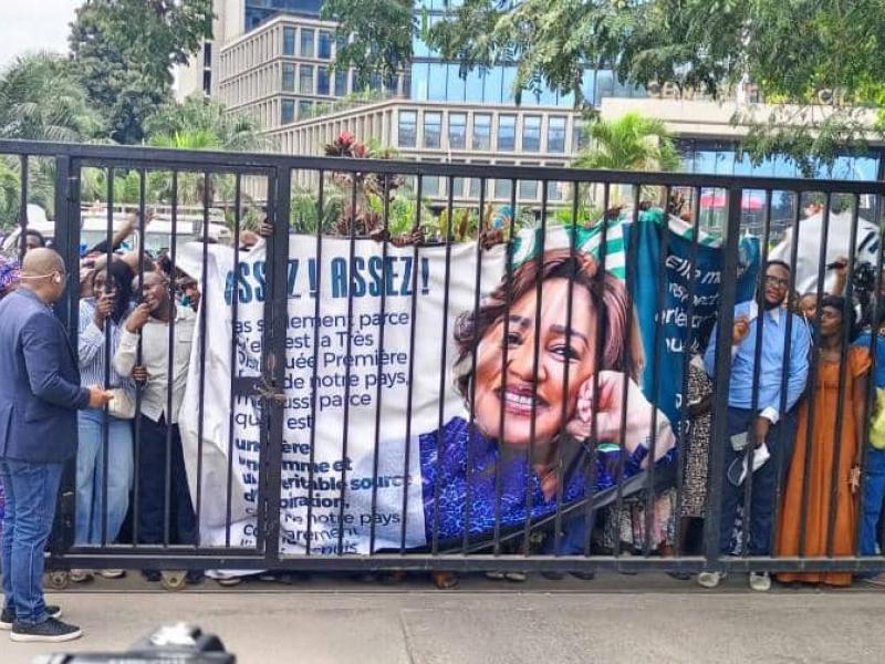 Les manifestants de l'ASBL Mwana Mapinga devant le ministère de la Justice ce jeudi 13 aout 2026