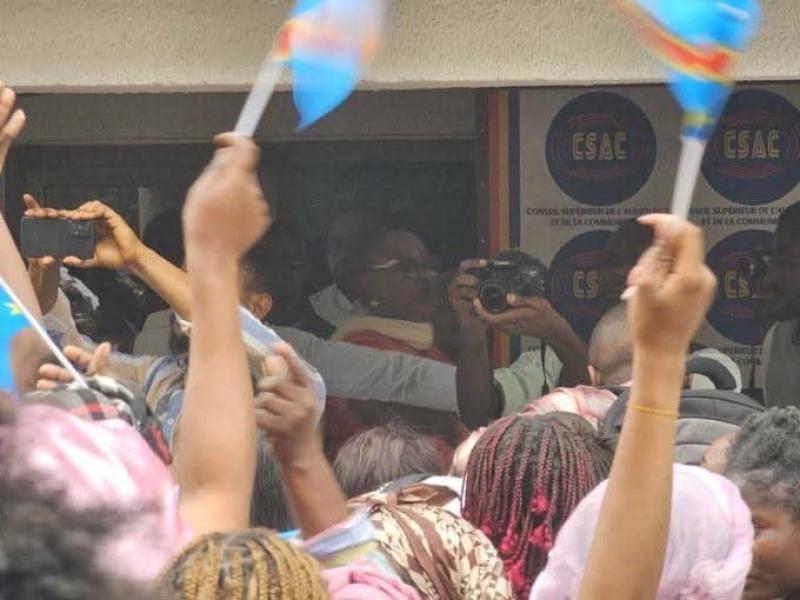 Les manifestants, membres de l'ASBL Mwana Mapinga lors du dépôt de leur mémo au CSAC contre les insultes proférées contre la Première Dame