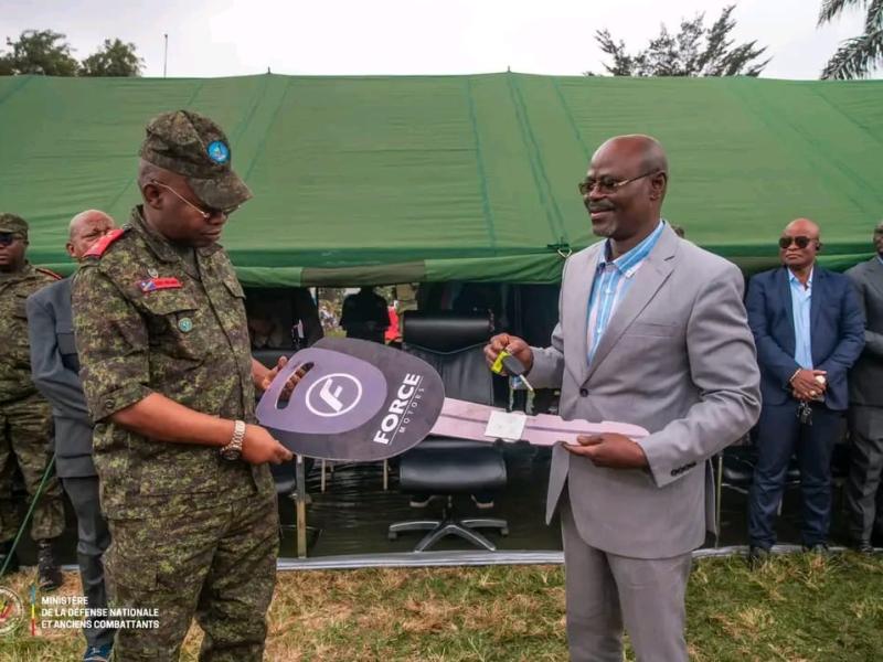 Le VPM de la Défense nationale, Guy Kabombo Muadiamvita, remet les clés des nouveaux véhicules au chef d’état-major général des FARDC, le lieutenant-général Jules Banza Muilambwe [photo d’illustration]