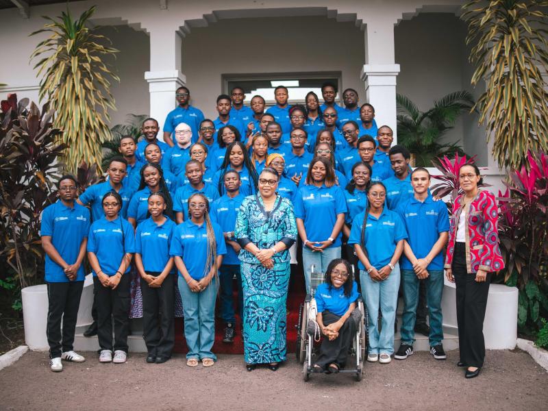 La Première ministre Judith Suminwa Tuluka pose pour une photo de famille avec les 44 boursiers de la première cohorte du Programme national Excellentia RDC, reçus  jeudi à la Primature avant leur départ pour la France.