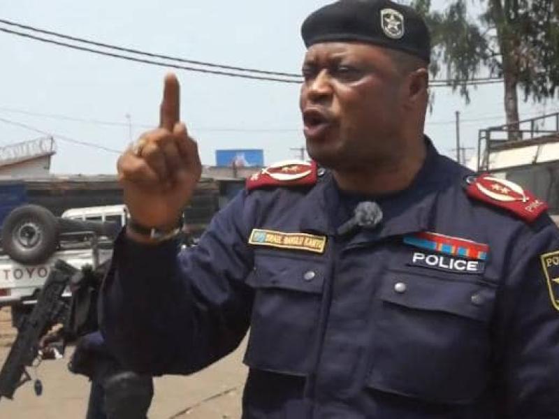 Le Commissaire divisionnaire principal de Kinshasa, Israël Kantu Bakuku, lors d'une parade à Kinshasa