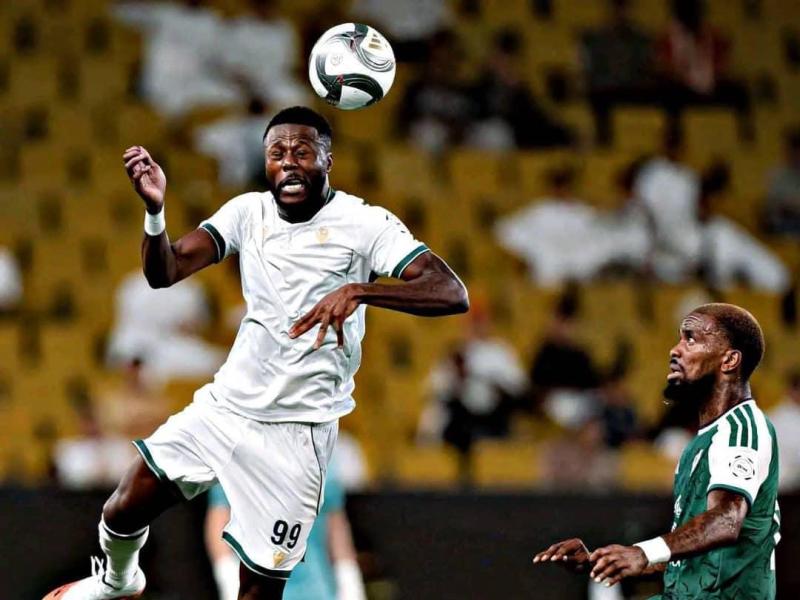 Le défenseur congolais Chancel Mbemba en duel avec un joueur de Al-Ahli