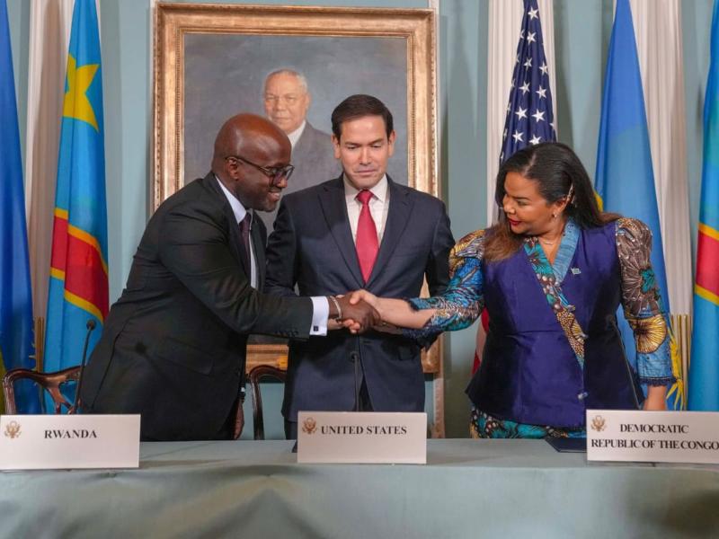 Poignée de main entre Thérèse Kayikwamba et Olivier Nduhungirehe après la signature d'un accord de paix entre la RDC et le Rwanda sous l'égide des Etats Unis, juin 2025 [photo d'illustration]