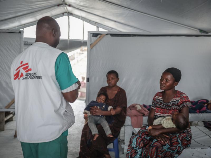 Un agent de MSF avec des patients [photo d'illustration]