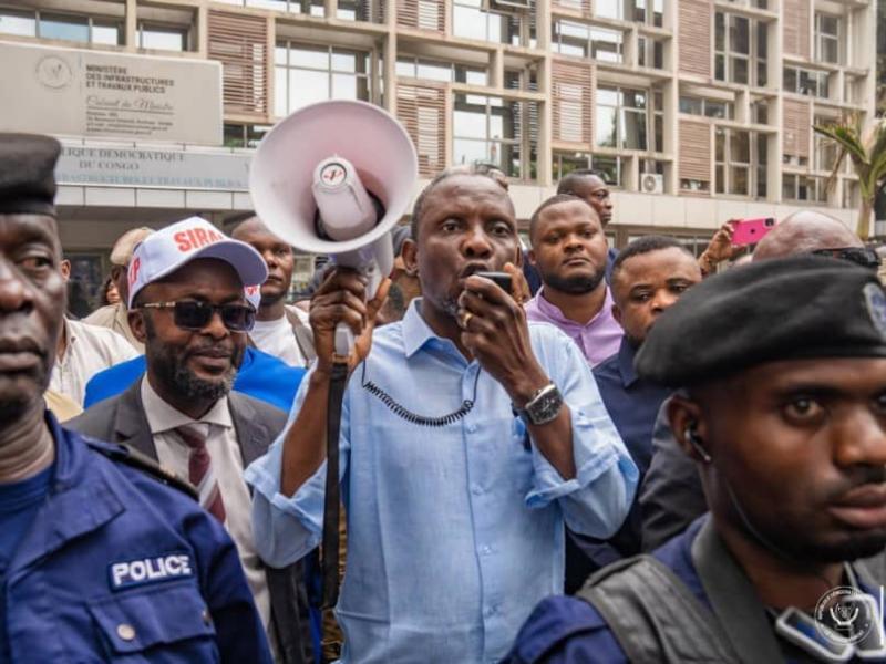 Le ministre des Infrastructures et Travaux publics, John Banza, s’adressant aux agents de son ministère au moyen d’un mégaphone afin de les rassurer quant à leurs revendications sociales