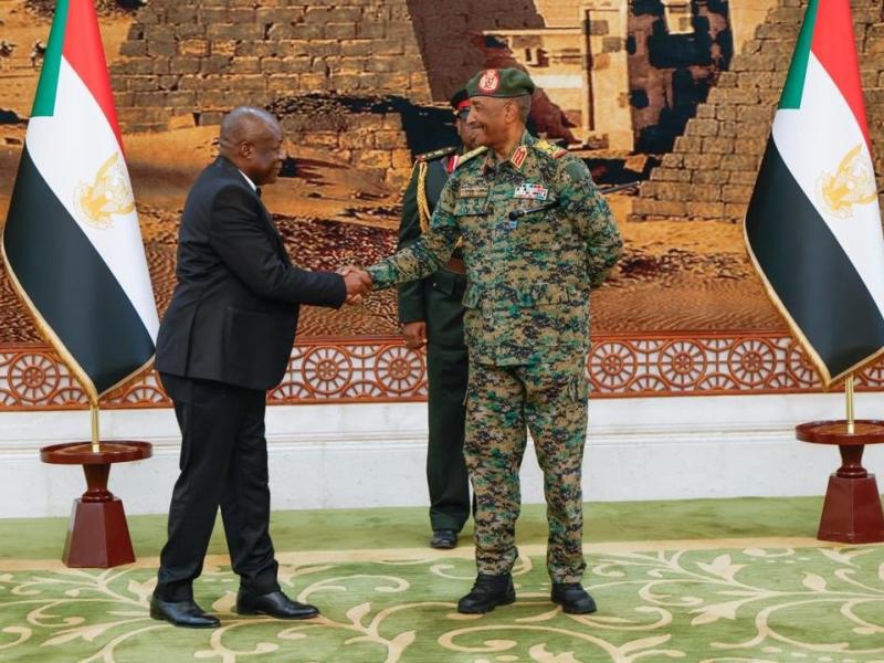 L’ambassadeur extraordinaire et plénipotentiaire de la RDC près la République du Soudan, Wabenga Kalebo Théo, Général Abdel Fattah Al-Burhan, Président du Soudan [photo d'illustration]