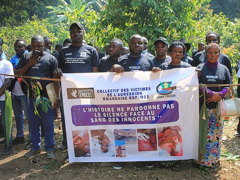 Les membres du CVAR-ONGDH au cimetière de Kitobi où reposent les victimes des massacres de Ngadi