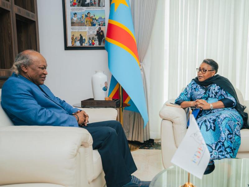 La Première ministre Judith Suminwa Tuluka échange avec le bédéiste congolais Barly Baruti autour des préparatifs du Salon africain de la bande dessinée et de l’autre Musik.