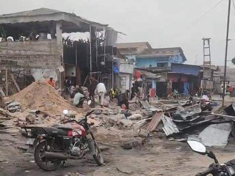 Les décombres constatés après le passage des bâtisseurs du Service national à Kimbondo dans la commune de Bandalungwa ce samedi 15 août 2026