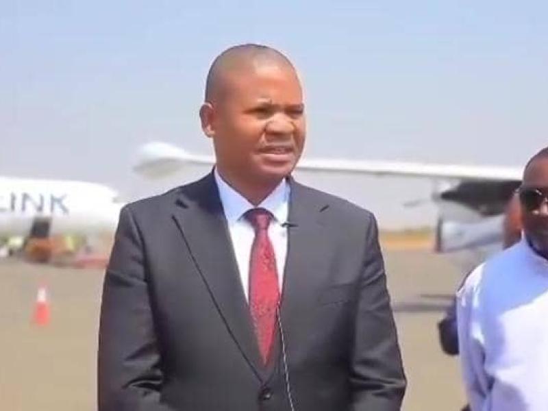 Le Gouverneur intérimaire du Haut-Katanga, Martin Kazembe Shula sur le tarmac de l'aéroport international de la Loano de Lubumbashi