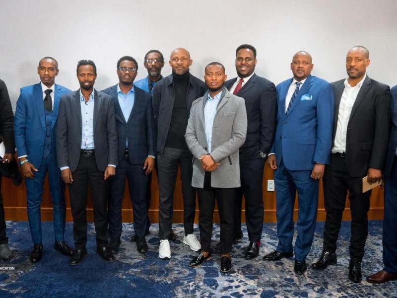Le ministre de la Communication et Médias Patrick Muyaya pose avec des jeunes Banyamulenge.