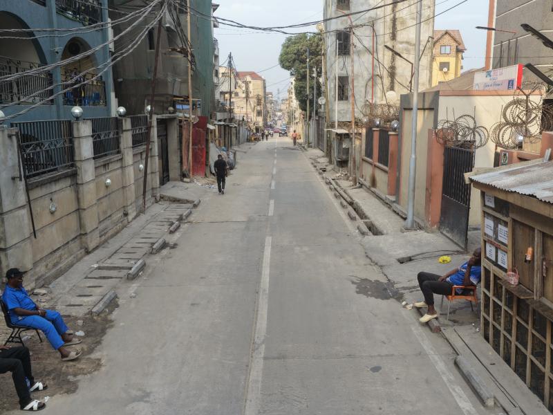 Vue de l’avenue Bansakusu désormais asphaltée sur le tronçon reliant l’avenue de la Libération,(ex.24 novembre), à l’avenue Mushie