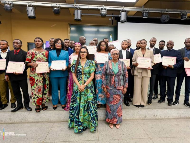 La ministre des Affaires Foncières, Oneige Nsele et celle de la Culture, Yolande Elebe avec quelques agents des affaires foncières après une formation visant à moderniser la gestion des archives foncières en RDC