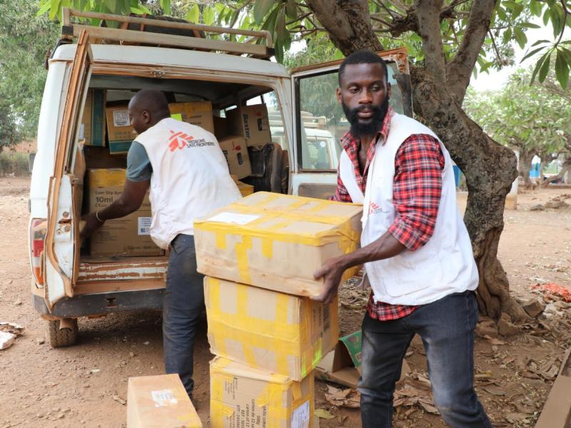 Des travailleurs humanitaires de MSF déchargent des fournitures médicales pour soutenir les structures de santé [photo d'illustration]