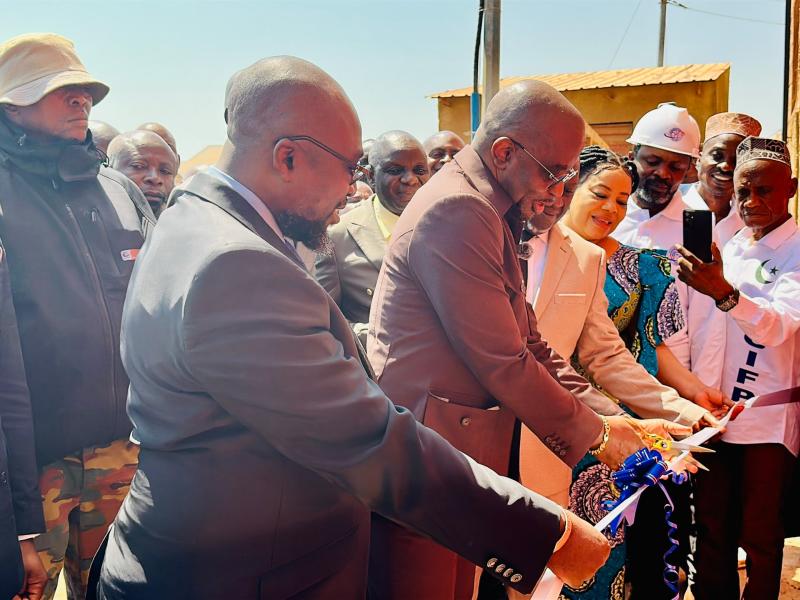 Le ministre de la Formation professionnelle procède à la coupure du ruban symbolique lors de l’inauguration de l’Institut de formation professionnelle à Lubumbashi.