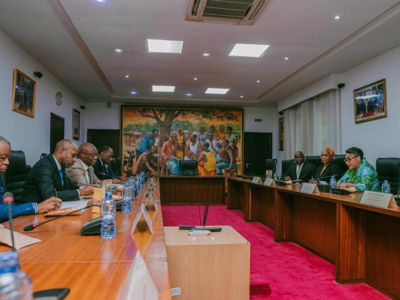 La Première ministre, Judith Suminwa, échange avec le ministre de la Santé Samuel Roger Kamba et les responsables de la riposte, lors d’une réunion consacrée au renforcement de la réponse contre l’épidémie d’Ebola en RDC.