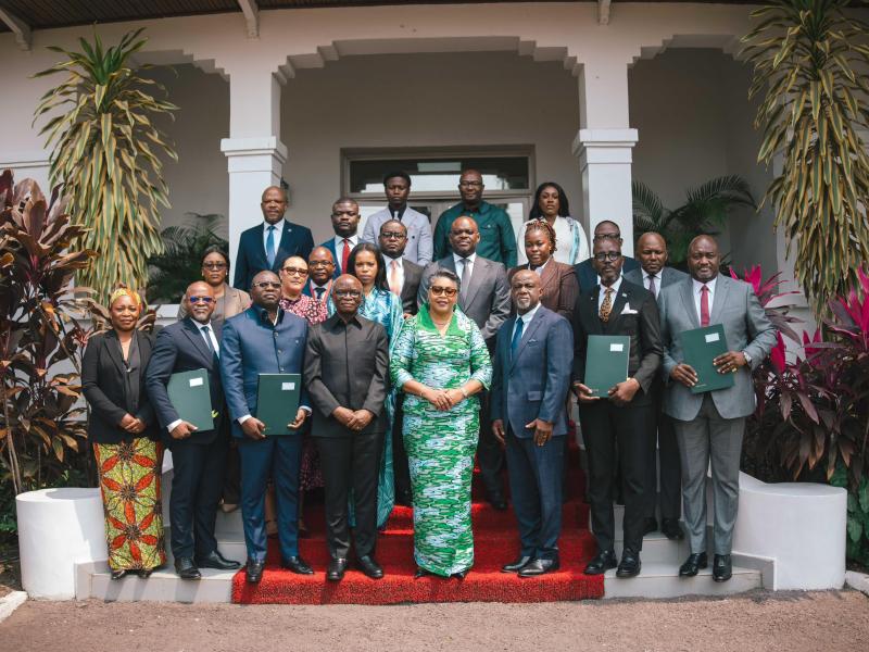 La Première ministre Judith Suminwa entourée des représentants de l’ARSP, du FOGEC, de Rawbank et de Rawsur lors du lancement du mécanisme « Vunga », destiné à faciliter l’accès au crédit des PME et sous-traitants congolais.