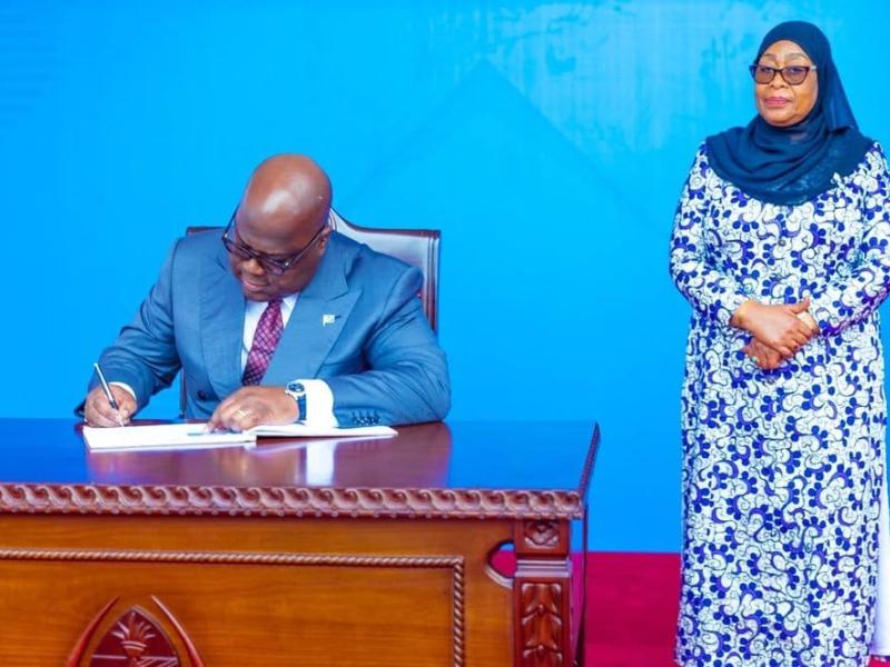Le Président Félix Tshisekedi appose sa signature sous le regard de la Présidente Samia Suluhu Hassan [photo d'illustration]