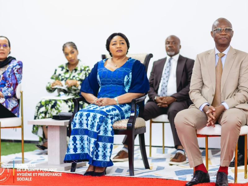 Le ministre de la Santé publique, Hygiène et Prévoyance sociale, le Dr Samuel Roger Kamba, la première Dame Denise Nyakeru et la ministre de l'éducation nationale Raissa Malu. lors du lancement de la campagne chirurgicale des enfants SS