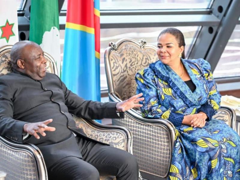 Le président burundais Évariste Ndayishimiye accueilli par la ministre des Affaires étrangères, Thérèse Kayikwamba, à l’aéroport international de N’djili [photo d’illustration].