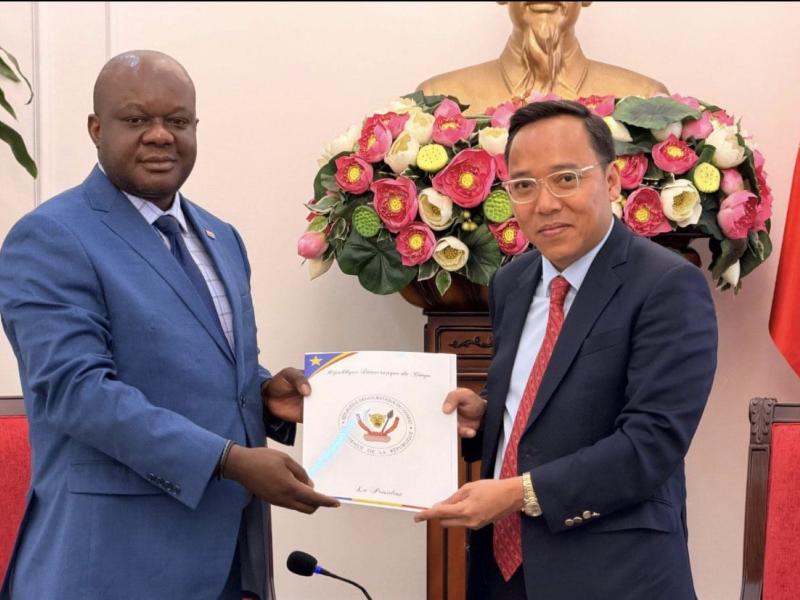 Le ministre chargé de la Francophonie et de la Diaspora congolaise, Crispin Mbadu et le vice-ministre vietnamien de l’Industrie et du Commerce, Nguyễn Hoàng Long [photo d'illustration]
