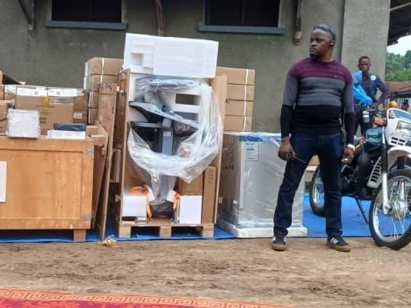 Des motos DT et un lot de médicaments remis au gouvernement provincial de la Tshopo par Enabel, dans le cadre de la riposte contre Ebola.