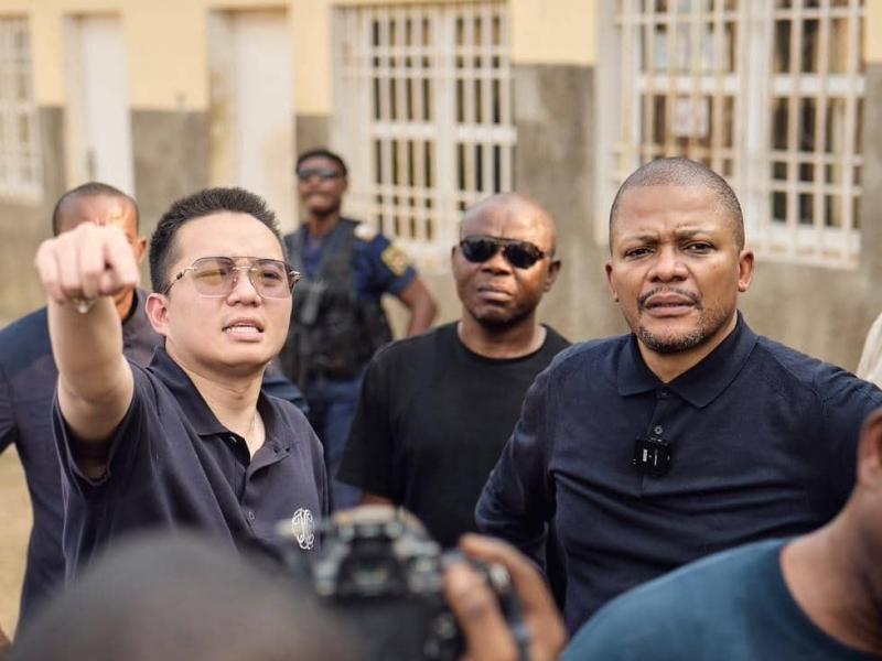 Le ministre Didier Budimbu, et le directeur général de la société chinoise Mango international à Kasangulu '