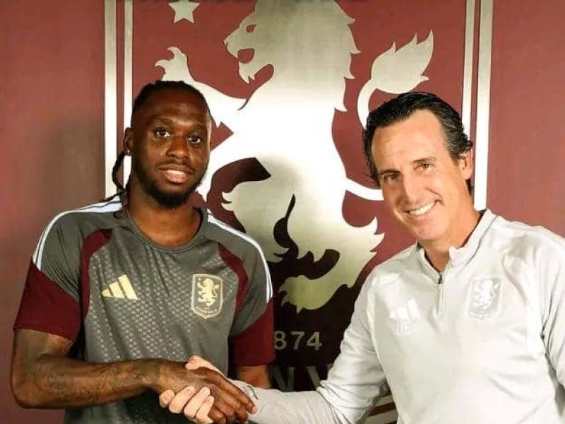 Aaron Wan-Bissaka et Unai Emery, entraineur d'Aston Villa.