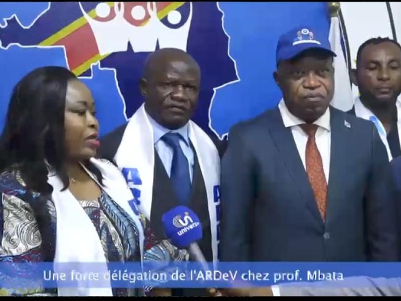 André Mbata, secrétaire permanent de l'Union sacré, entouré de quelques membres de l’ARDEV en séjour à Kinshasa.