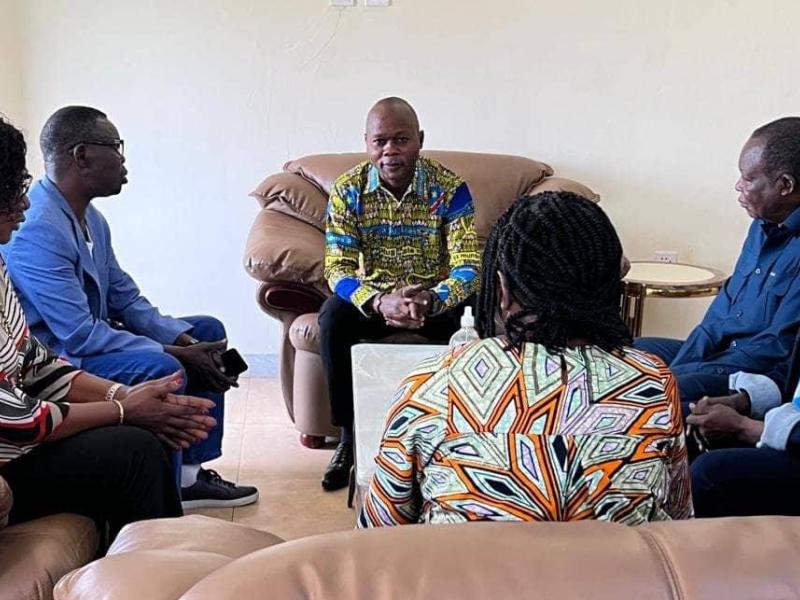Le gouverneur du Haut-Uélé Jean Bakomito et une délégation des élus autour du sujet de l'épidémie d'Ebola