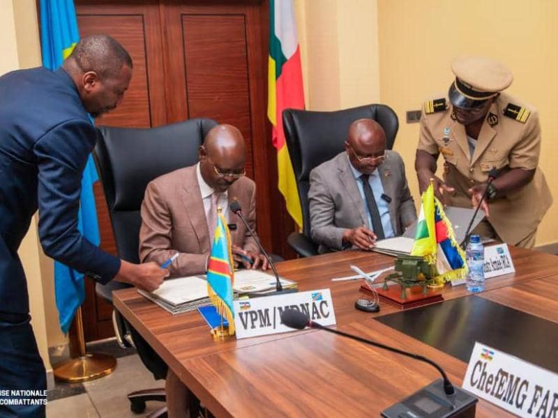 Guy Kabombo Muadiamvita et son homologue centrafricain, lors de la signature du protocole d'accord
