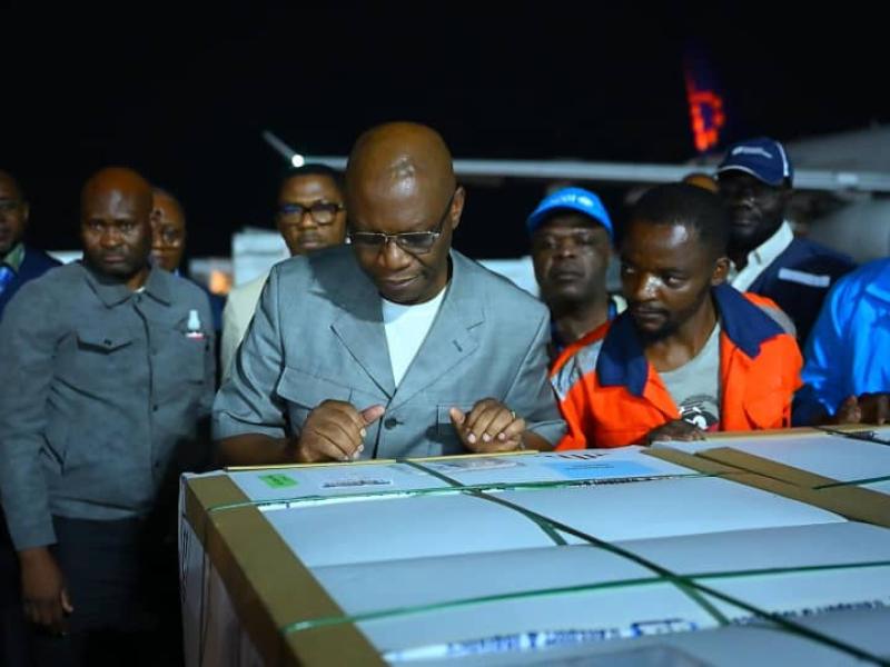 Le Ministre de la Santé, Samuel-Roger KAMBA réceptionnant un lot des vaccins RVBO contre l'épidémie à Virus Ebola a l'aéroport international de N'djili