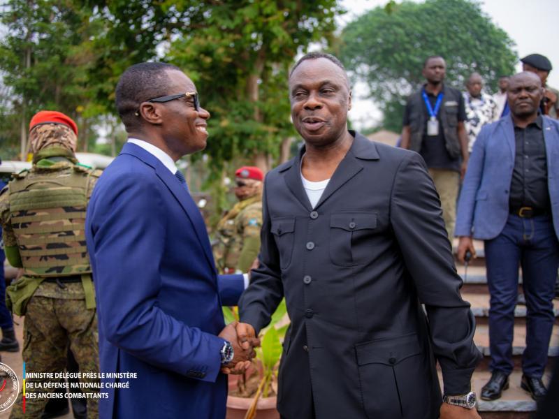Le ministre délégué Eliezer Ntambwe accueilli par le gouverneur du Kasaï Central à Mbujimayi, vendredi 21 août 2026