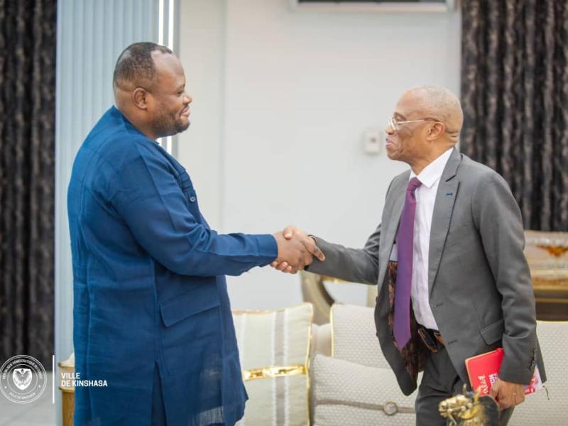 Poignée de mains entre le gouverneur de Kinshasa, Daniel Bumba, et le recteur de l’UNIKIN, le professeur Jean-Marie Kayembe Ntumba