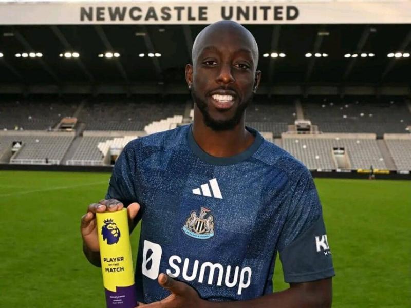Yoane Wissa avec son trophée d’homme du match après Newcastle-Liverpool.