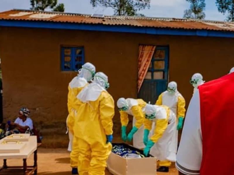 Un volontaire de la Croix-Rouge de la RDC en pleine mobilisation communautaire pour prévenir la propagation du virus Ebola [Photo d’illustration]