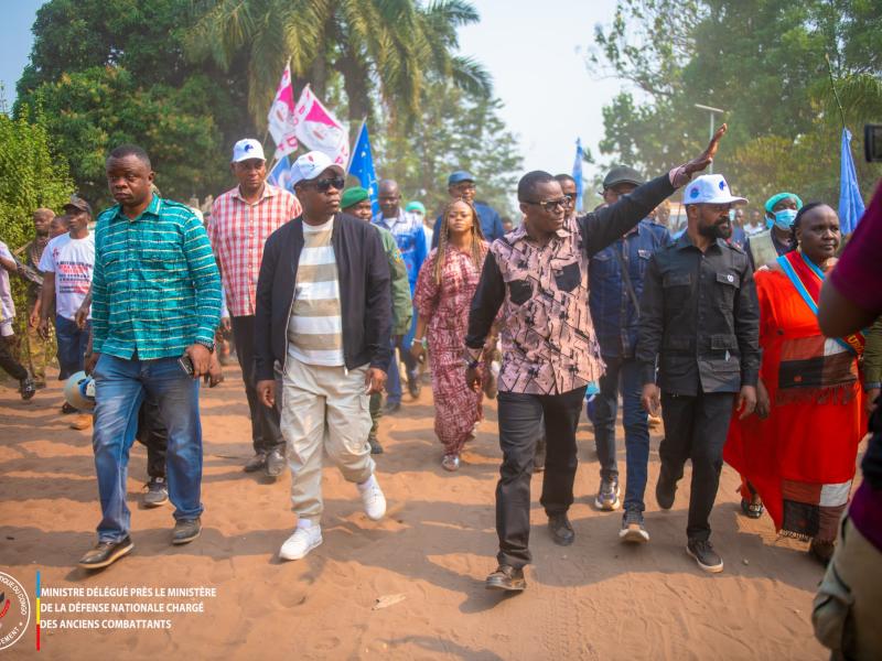 Le ministre délégué Eliezer Ntambwe, lors d'une marche improvisée dans la province de Lomami, dimanche 23 août 2026