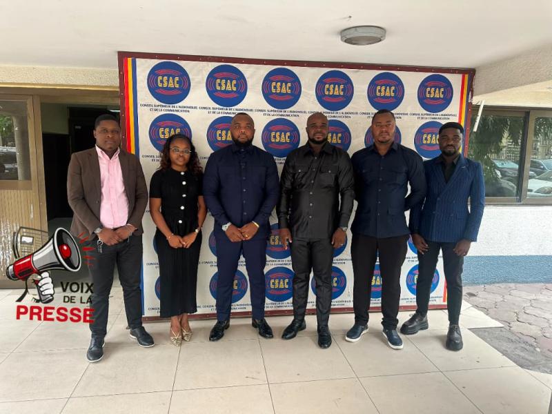 Quelques membres de l’association « La Voix de la Presse » posent avec le président du Conseil supérieur de l’audiovisuel et de la communication (CSAC), Christian Bosembe, à l’issue de leur rencontre, lundi à Kinshasa.