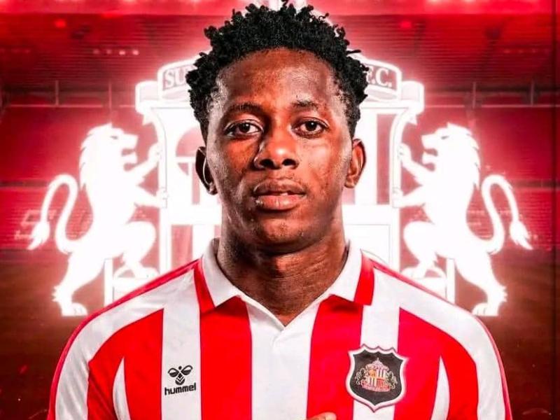Jules Ahoka sous les couleurs de Sunderland AFC après l'officialisation de son contrat, ce lundi 24 août 2026