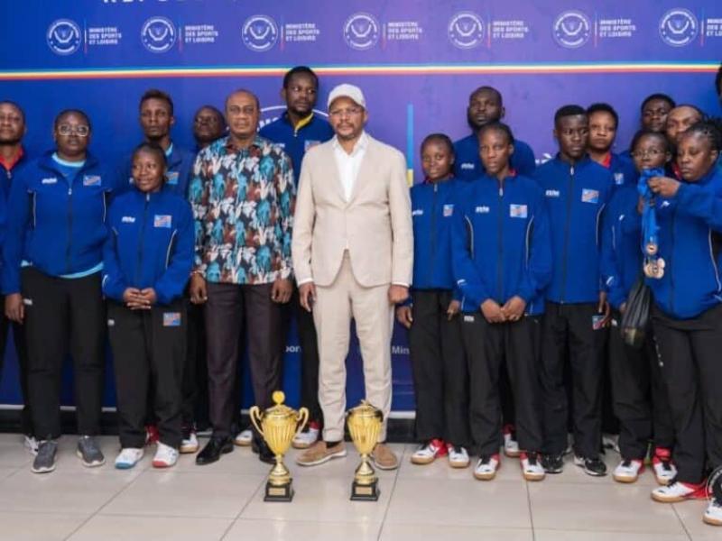 Le ministre des Sports et loisirs, Didier Budimbu, reçoit la délégation des Léopards de tennis de table, sacrés champions d’Afrique centrale